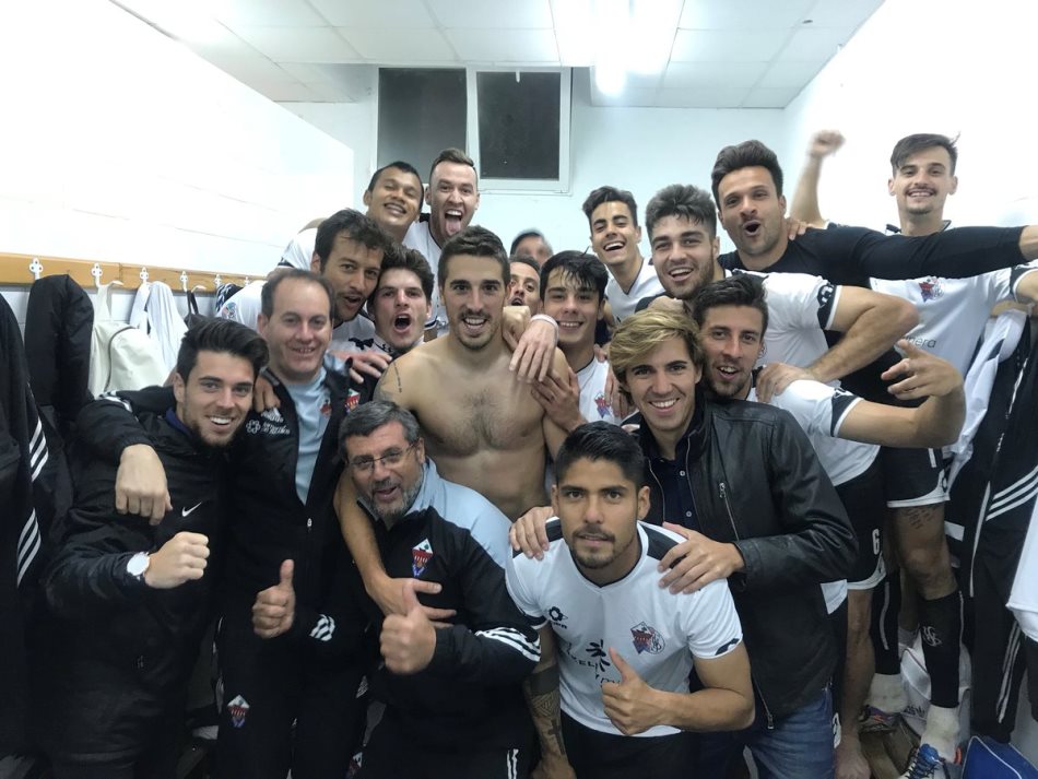 Los jugadores del Salmantino celebran la importante victoria lograda en Tordesillas