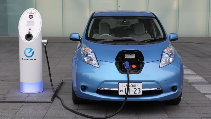 Un vehículo híbrido en un centro de repostaje.