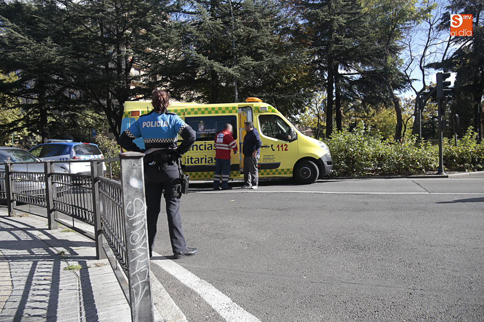 Las asistencias se disponen a atender al herido en el accidente de moto a la entrada de la Trinidad (Foto de Álex López)