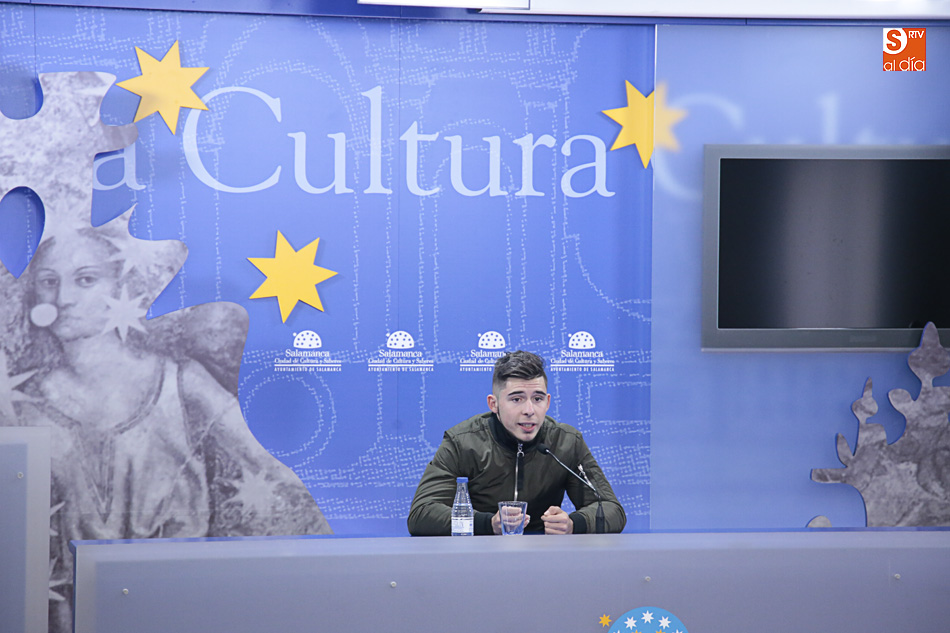 Amós Lora, durante la presentación del concierto (Foto de Álex López)