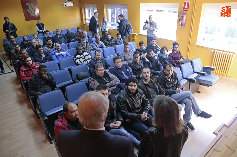 Pedro Grijalba y Cristina Klimowitz se dirigen a los alumnos (Foto de Álex López)