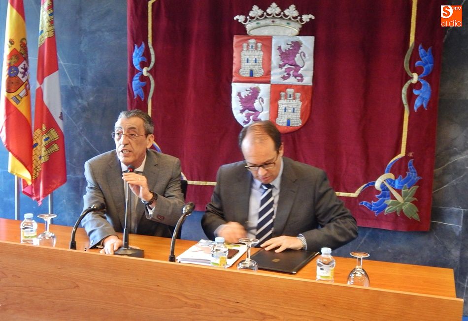 Bienvenido Mena Merchán y Carlos Raúl de Pablos, durante la presentación del Acuerdo Marco de Servicios Sociales