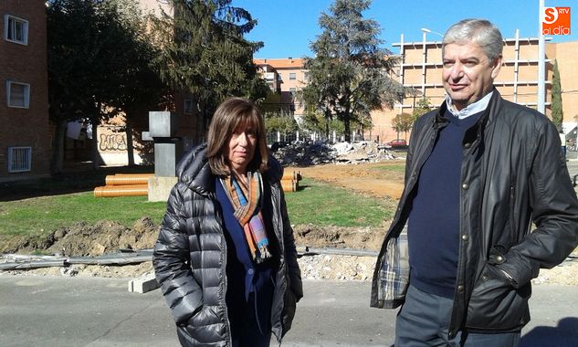 Los concejales Javier García y María José Fresnadillo visitan las obras del parque de la calle Villares