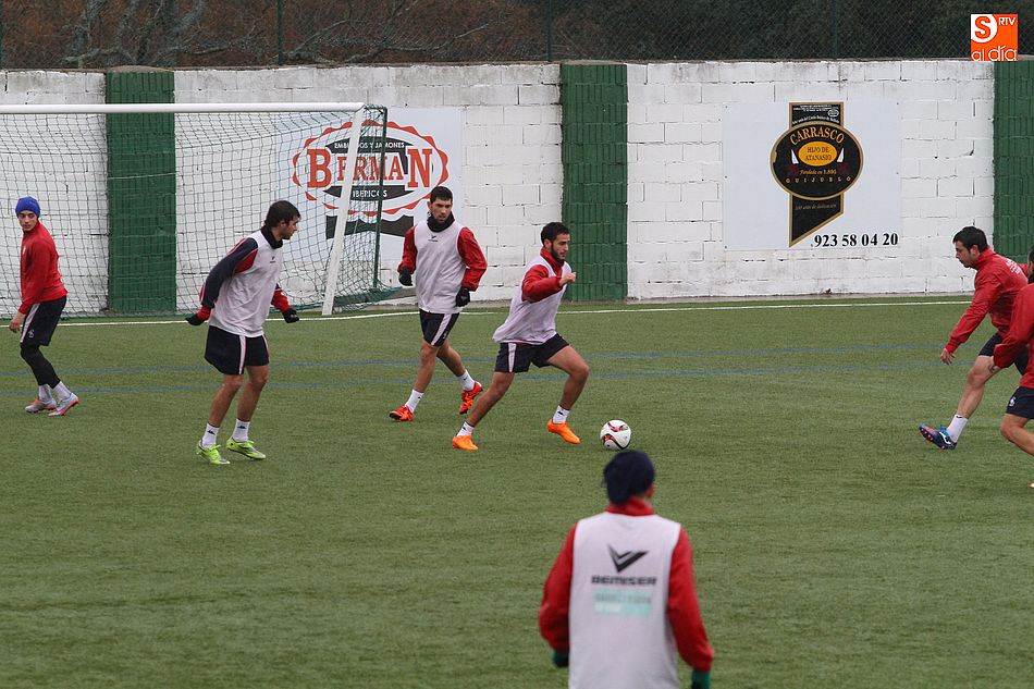 Ayub, en el centro, durante un entrenamiento con el CD Guijuelo en 2016