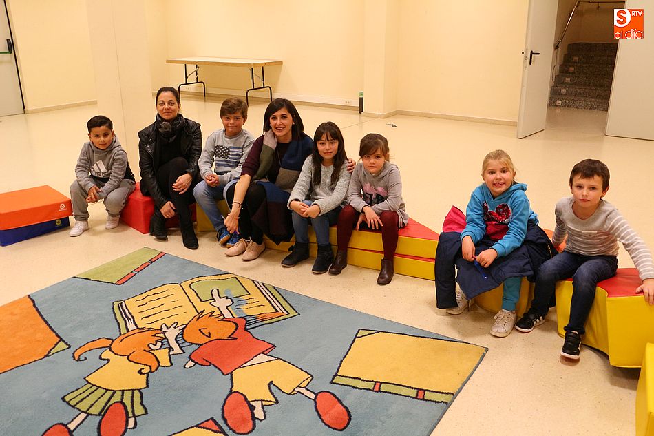 Una docena de niños de 7 a 9 años forman parte de este nuevo club de lectura en Guijuelo