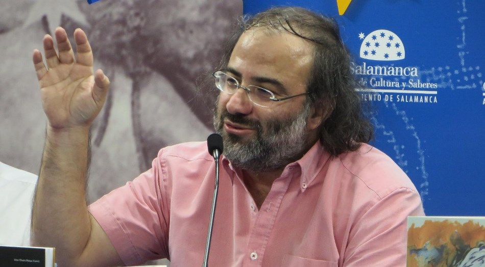 Alfredo Pérez Alencart durante la presentación de su nuevo libro poético