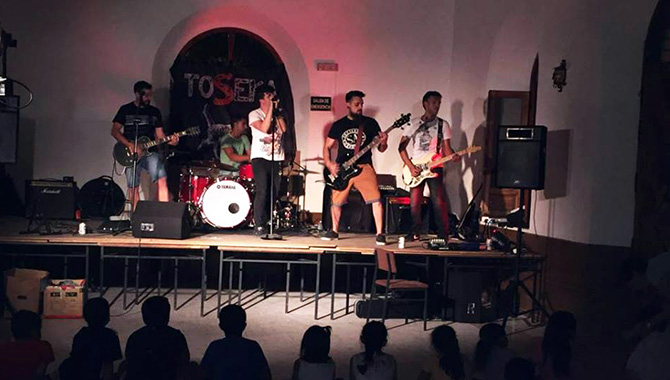 El grupo Toseka ofrecía un concierto benéfico durante la fiesta solidaria de Rágama
