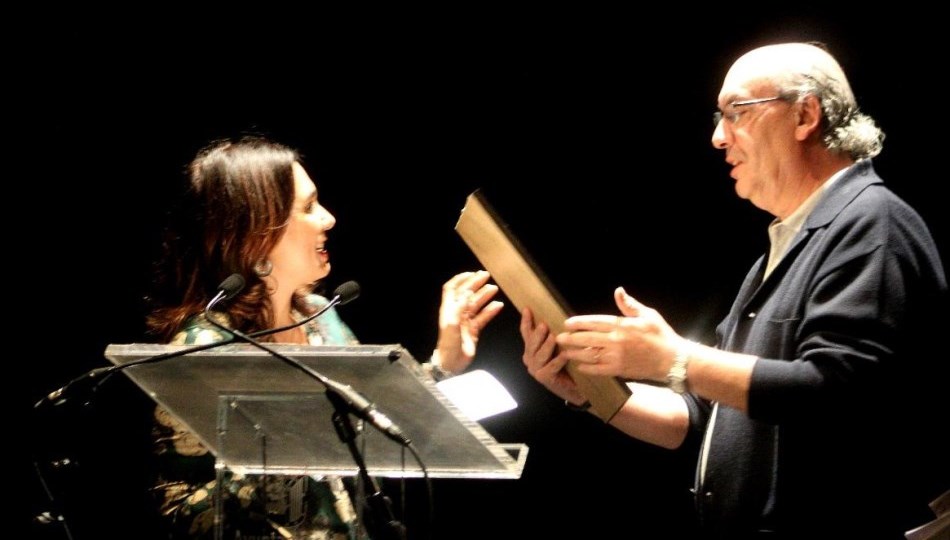 Muñoz Quirós recibiendo el premio de Stefanía Di Leo / Foto de José Amador Martín