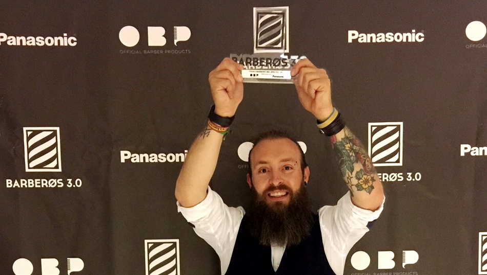 Joss Barber con el galardón Barbero del año 3.0