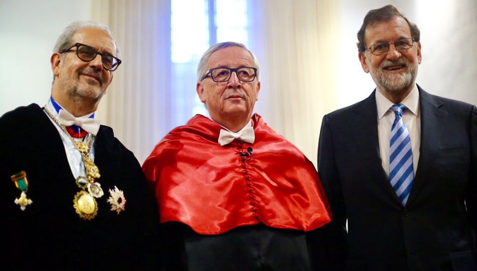 El  actual presidente de la Comisión Europea, Jean Claude Juncker, entre el rector de la USAL, Daniel Hernández, y el presidente del Gobierno, Mariano Rajoy