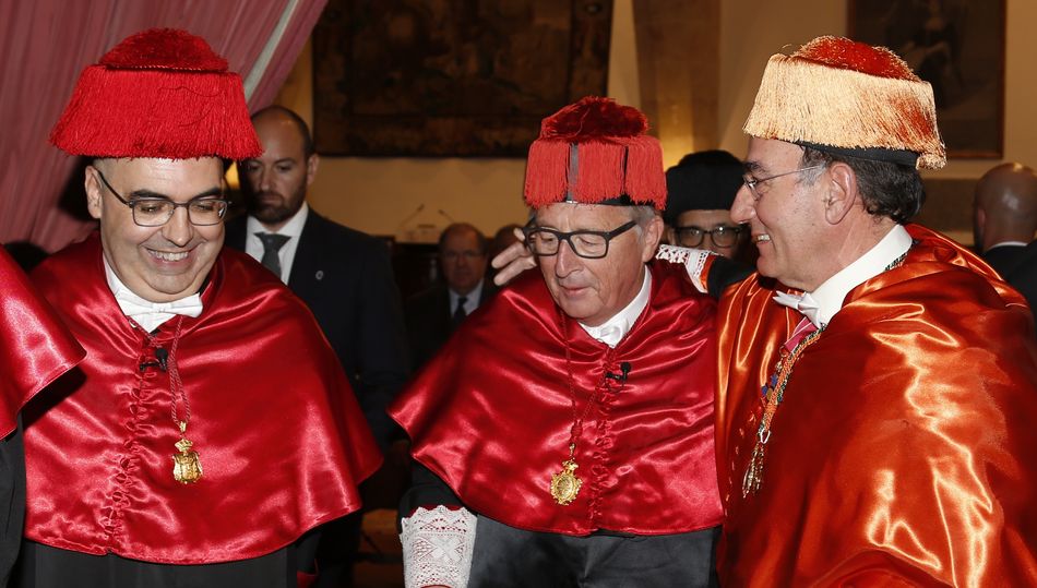 El presidente del Consejo Social de la USAL y presidente de Iberdrola, Ignacio Galán, saluda al ya doctor honoris causa Jean Claude Juncker
