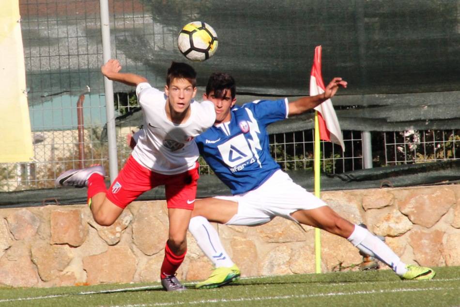 Un jugador del Santa Marta disputa un balón con un rival del Getafe.