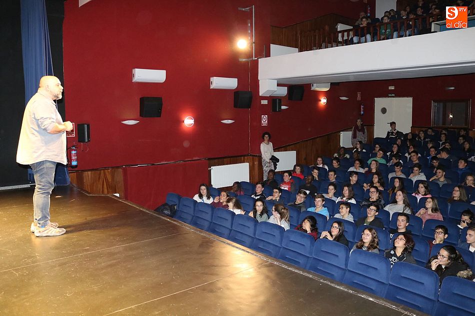 Félix Albo ofreció un divertido monólogo teatral a los alumnos del IES Vía de la Plata