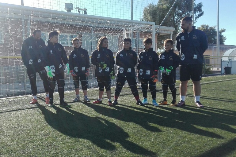 Varios alumnos, junto a dos de los entrenadores antes de una sesión.