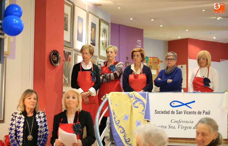 La concejala Cristina Klimowitz, junto a responsables del rastrillo. Foto: Alberto Martín