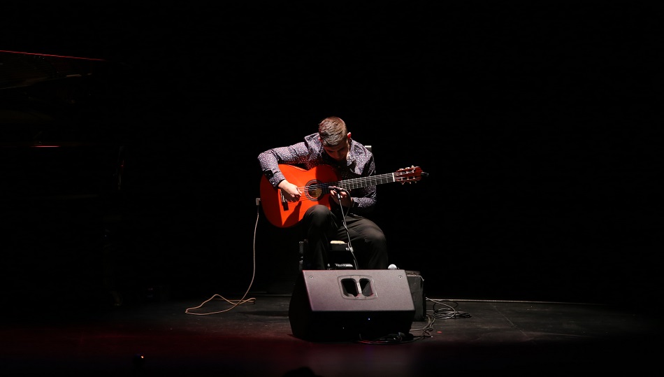 El joven guitarrista, durante un momento de su actuación.