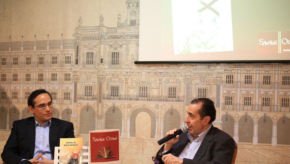 Momento de la presentación de la novela de Cachay.