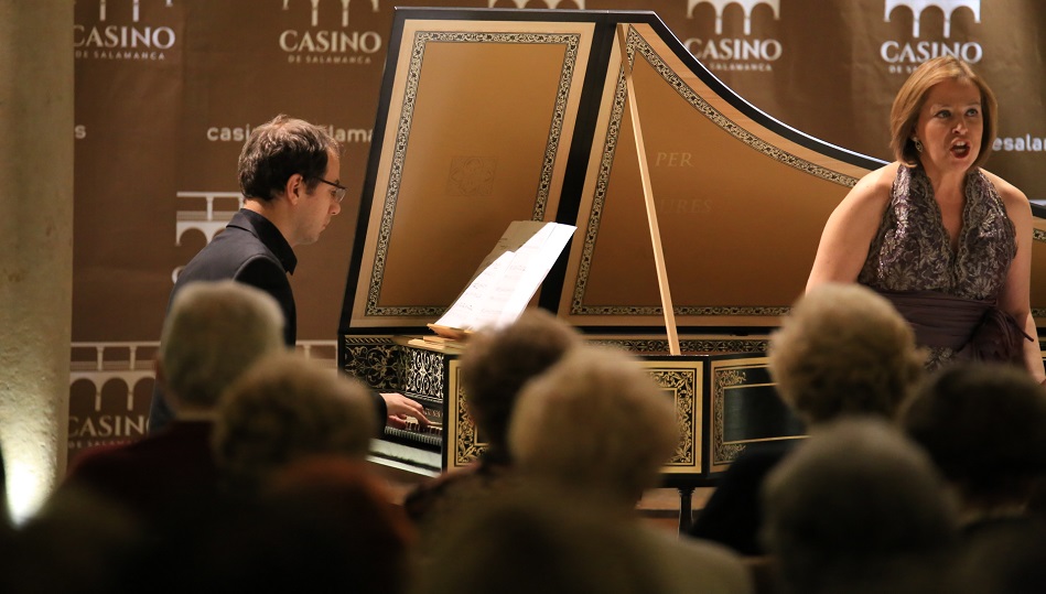 Acompañada de un piano, la soprano salmantina hizo las delicias de los asistentes.