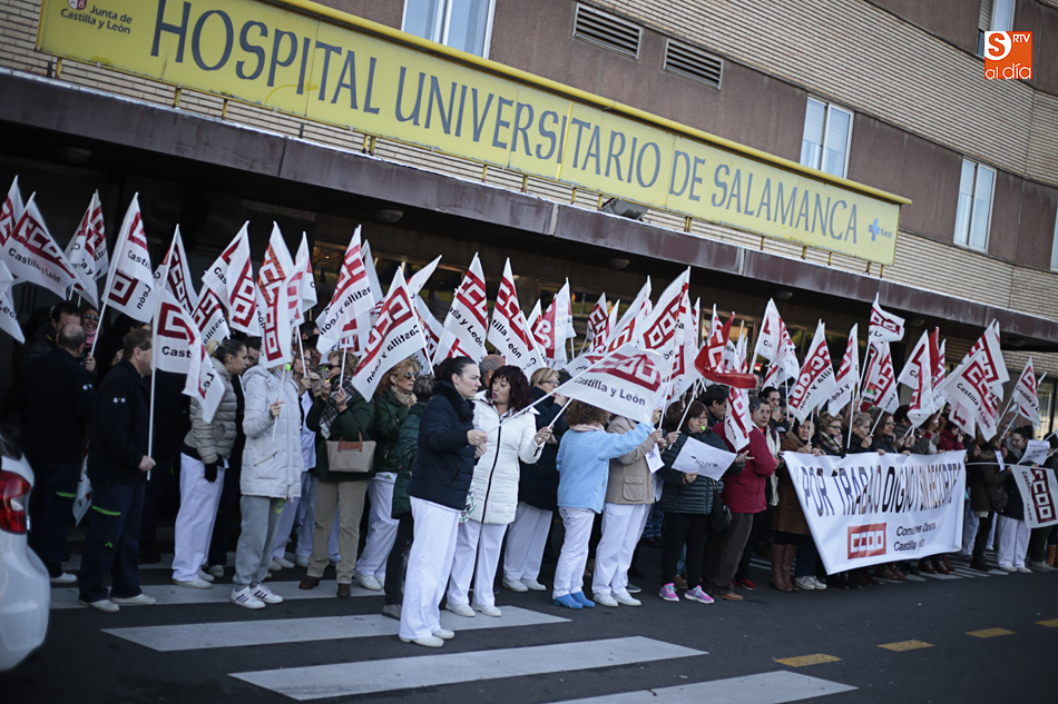 Concentración de los trabajadores del servicio de limpieza del Hospital Salamanca / Foto de Alejandro López