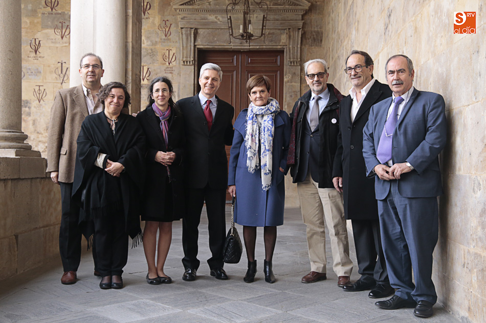 Los catedráticos de Filología Griega José Antonio Fernández Delgado y Francisca Pordomingo, junto al rector y otros compañeros / Foto de Alejandro López