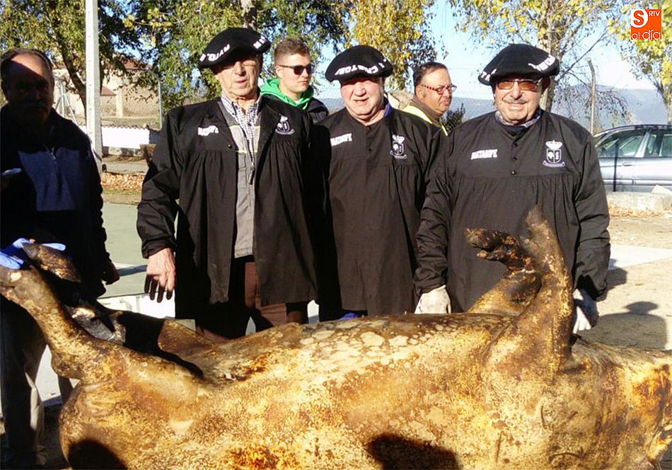 Los matarifes de Cristóbal despiezaron el cerdo a la manera tradicional antes de la degustación