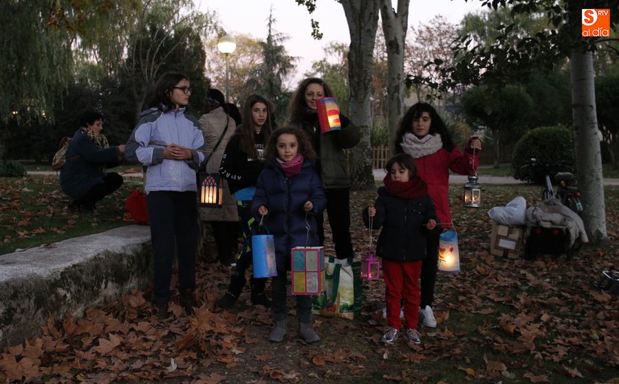 Los niños portan los farolillos en la fiesta de San Martín. Foto: David Fernández