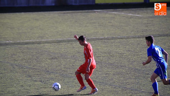 Un jugador del Navega aguanta el balón ante un rival de la Ponferradina en un partido anterior.
