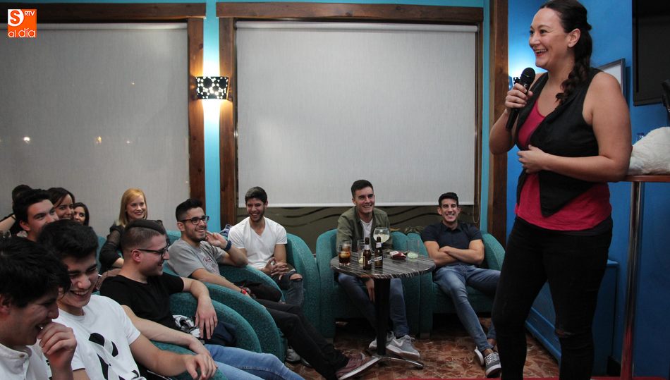 Eva y Qué encandiló al público nada más salir al escenario de la Cafetería Imperial