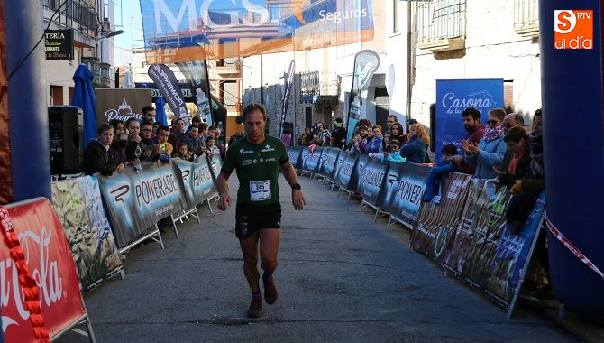El vencedor del Trail Corto entra en meta. Foto: Corral