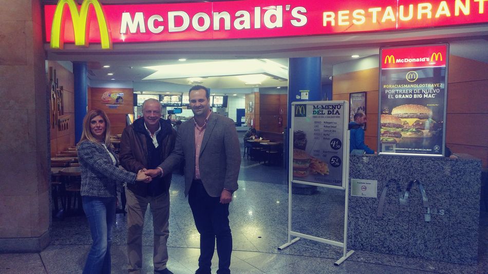 Chabela de la Torre y David Mingo junto al responsable de  McDonald´s de El Tormes