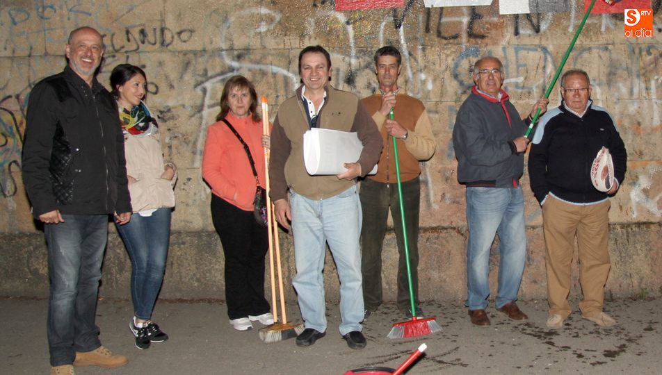 Antonio Vicente, en el centro, durante la pegada de carteles de las últimas elecciones municipales