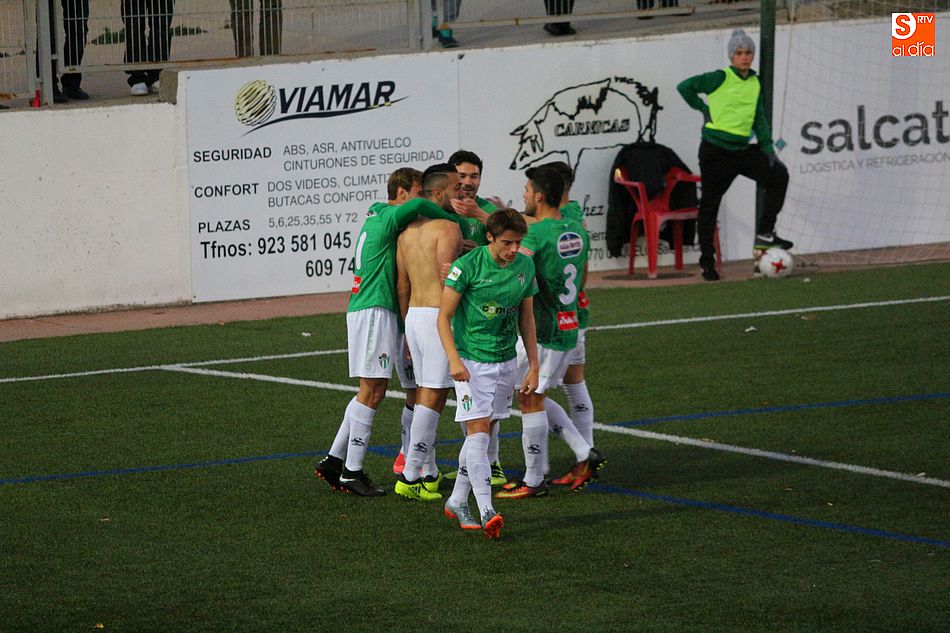 Los jugadores del CD Guijuelo abrazan a Pino tras marcar el gol de la victoria
