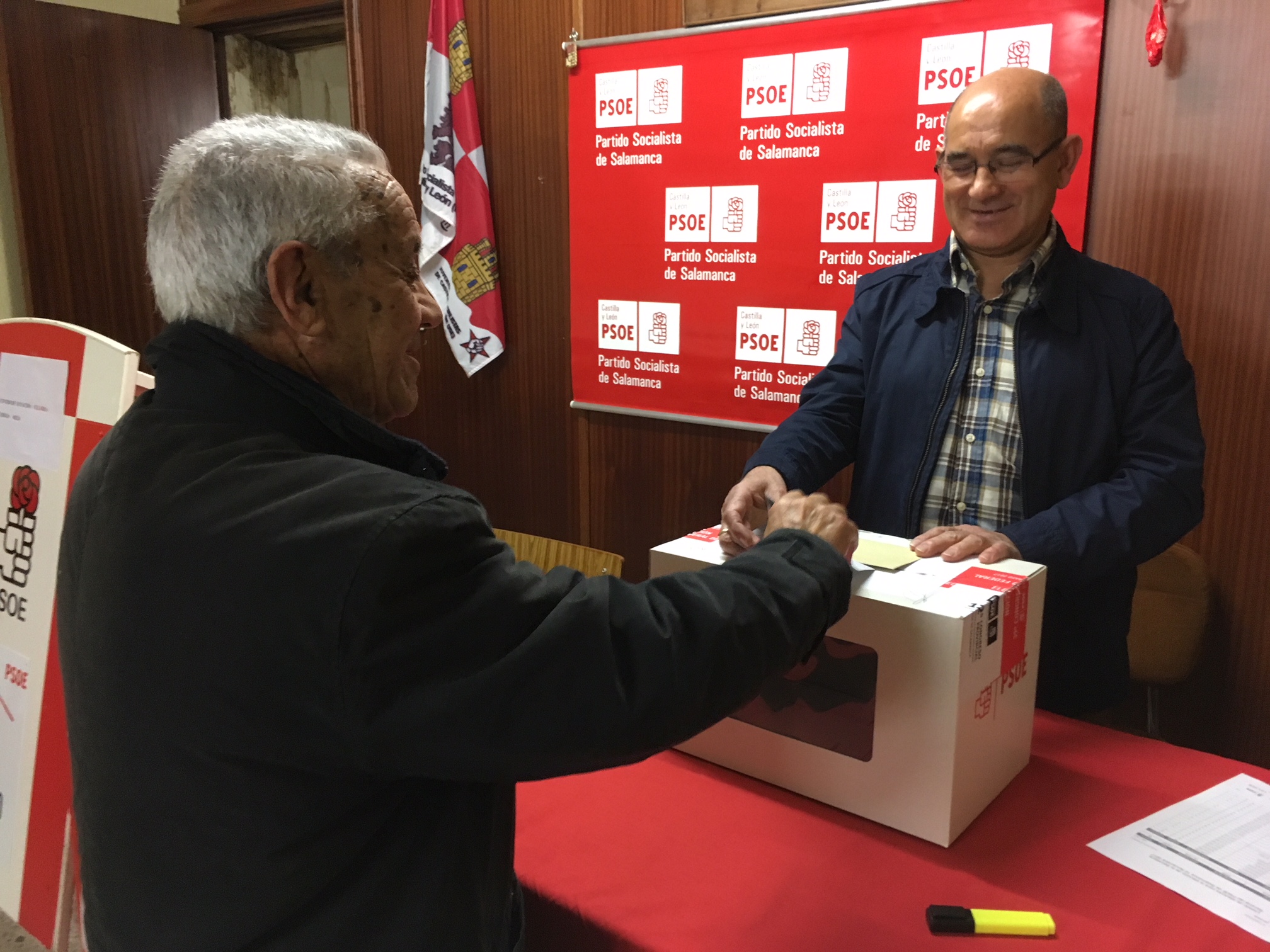 Un militantes vota en la Casa del Pueblo de Villoria