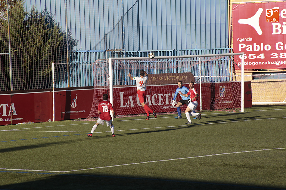 El delantero del Santa Marta remata un balón de cabeza en el partido de hoy. Foto: Alejandro López