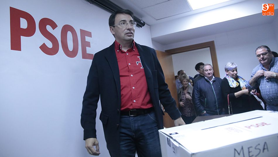 Fernando Pablos tras conocer el resultado del escrutinio en la sede socialista / ALEX LÓPEX