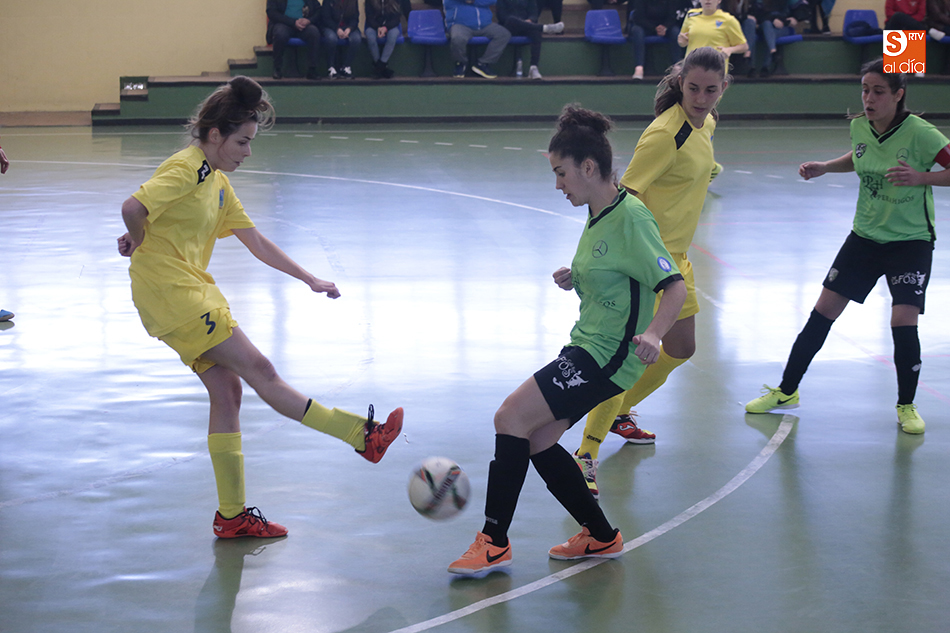 Una jugada del derbi femenino disputado este domingo en el Rosa Colorado. Foto: Alejandro López