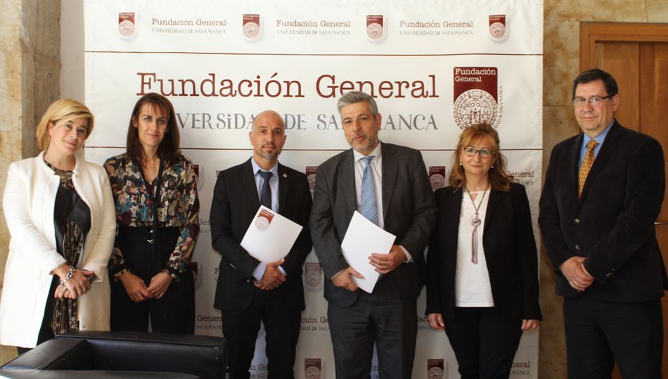 El director-gerente de la Fundación General de la Universidad de Salamanca, Óscar González Benito, y el presidente de la Confederación por el Mejor Interés de la Infancia (CEMIN), Gerardo Rodríguez-Acosta, en el centro