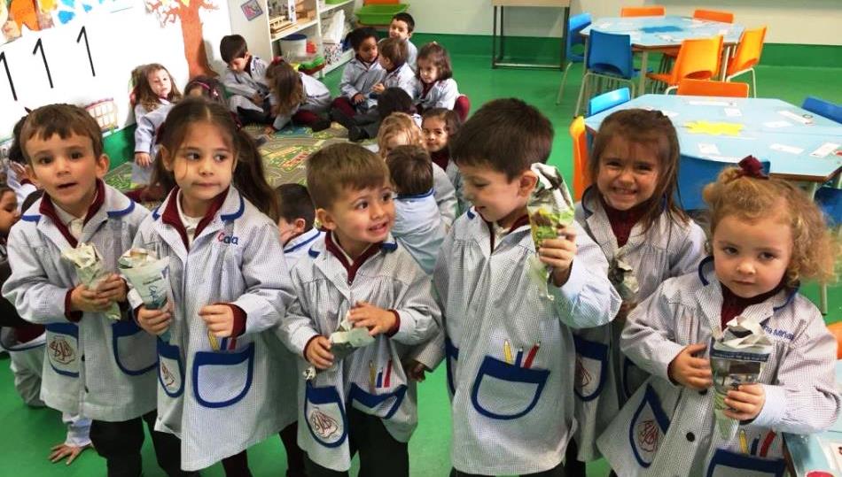 Algunas de las niñas del San Juan Bosco disfrutan de la jornada de la castaña asada
