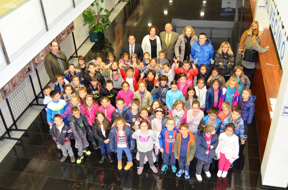 Foto familiar de los niños del colegio en el Ayuntamiento e Villares