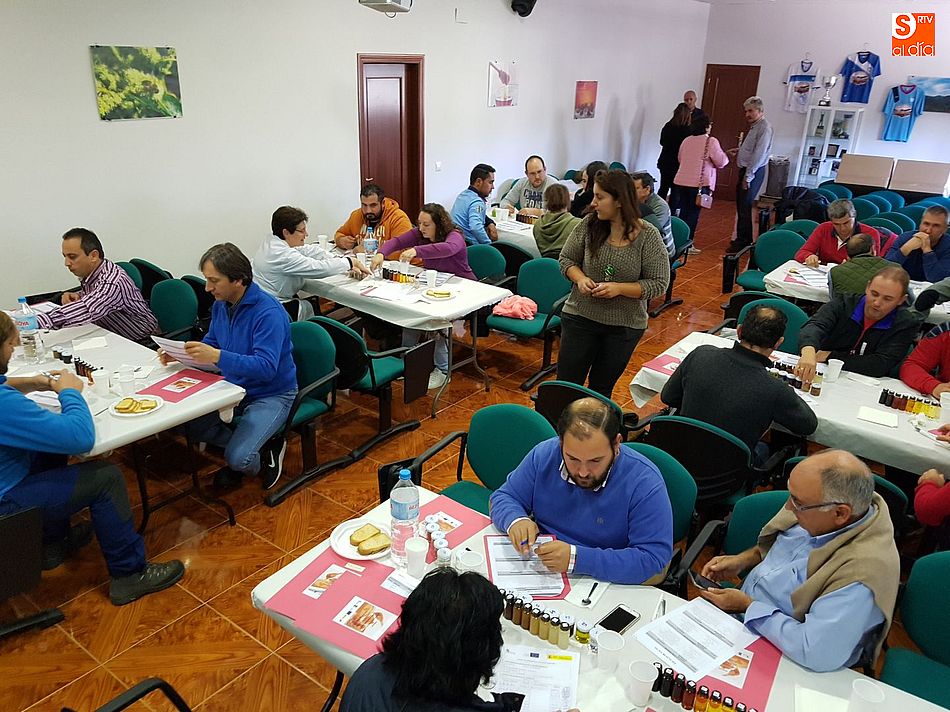 Los miembros de la cooperativa productora de miel asistieron al taller