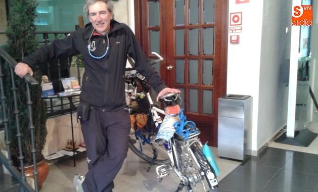 Álvaro Neil descansa antes de comenzar este martes su marcha hacia Oviedo