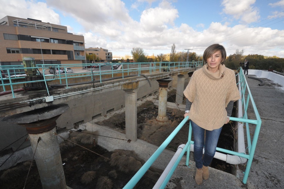 La concejala Marta Labrador, en las instalaciones de la antigua depuradora de Santa Marta