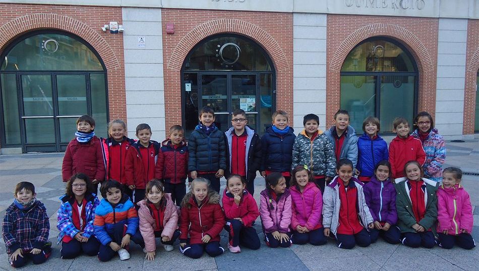 Los alumnos del colegio Padres Trinitarios a la puerta del Museo del Comercio