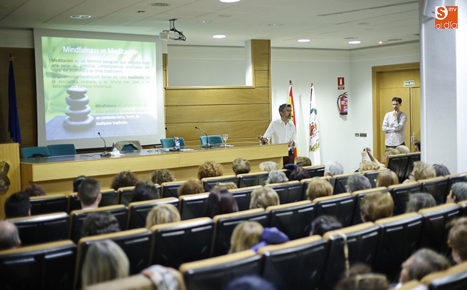 El coloquio, gratuito y abierto a la población, tendrá lugar en el salón de actos del colegio