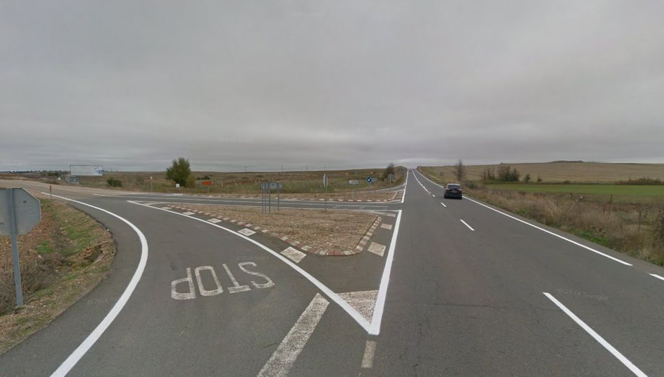 Carretera CL-517 en el cruce de Parada de Arriba, lugar del siniestro
