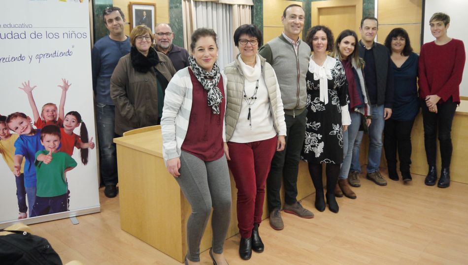 El alcalde de Carbajosa, Pedro Samuel Martín; y la concejala de Educación, Águeda Arranz, explicaron a los miembros de esta Comisión, que celebra estos días en Salamanca su primer encuentro presencial, el origen y funcionamiento del programa