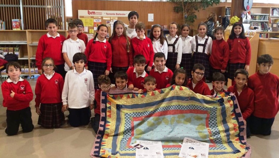 Foto familiar de los escolares que visitaron la biblioteca Torrente Ballester