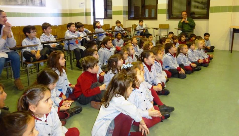 Unos niños escuchan atentos una de las narraciones