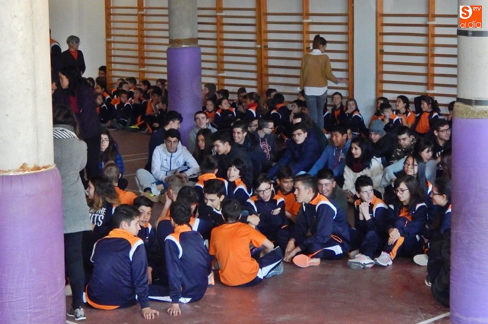 Los alumnos se han refugiado en el gimnasio en el simulacro de confinamiento realizado en el Colegio Antonio Machado