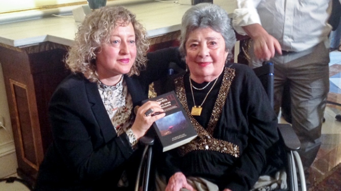 Eva Guerrero junto a la autora Claribel Alegría